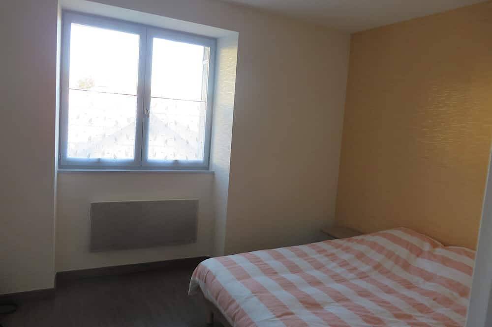 4 to 6 berth accommodation 10 mi walk from the lake in Clairvaux-les-Lacs, Jura