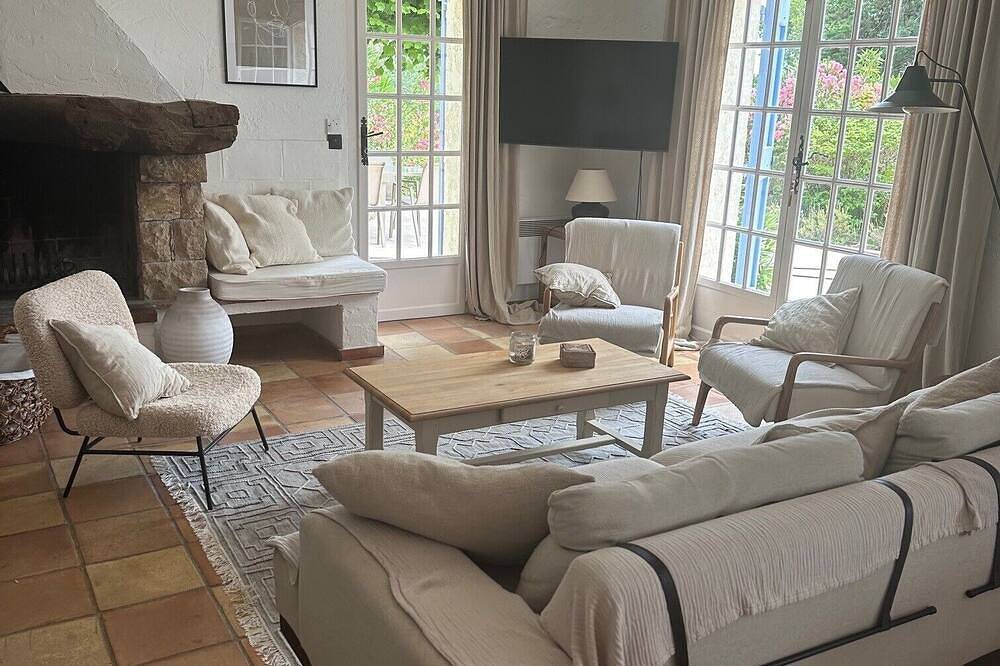 French Riviera, charming and romantic villa southfacing with a scenery view in Le Rouret, Region de Cannes