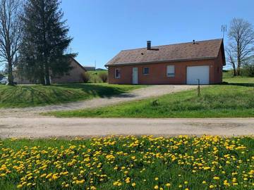 Villa pour 6 personnes, avec vue ainsi que jardin et terrasse, animaux acceptés dans le Jura