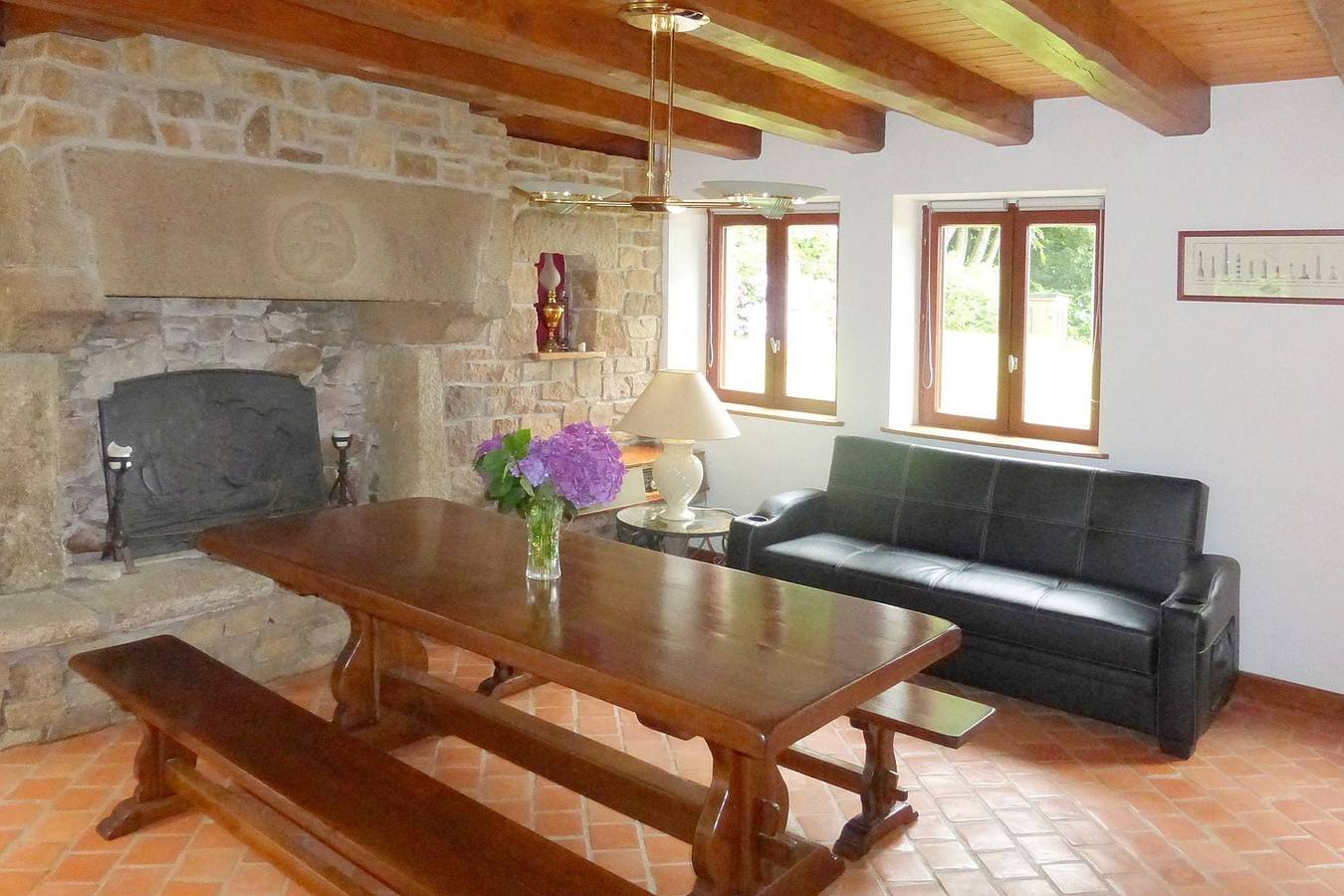 Steinhaus in der Bretagne am Sandstrand in Penvénan, Rosa Granitküste