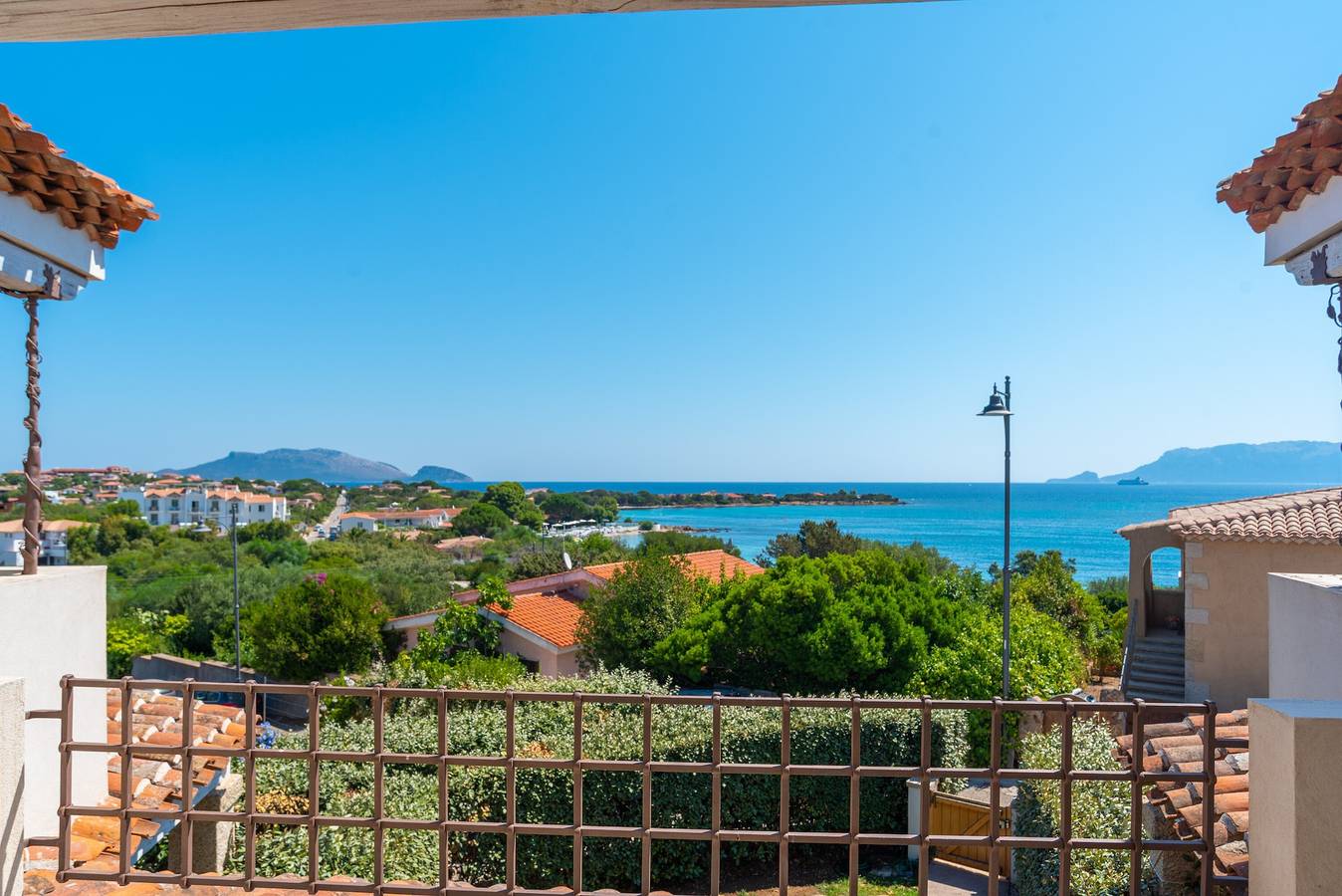 Moderna casa de vacaciones "Villa Rosa dei Venti" cerca de la playa y con vistas al mar in Pittulongu, Costa Smeralda