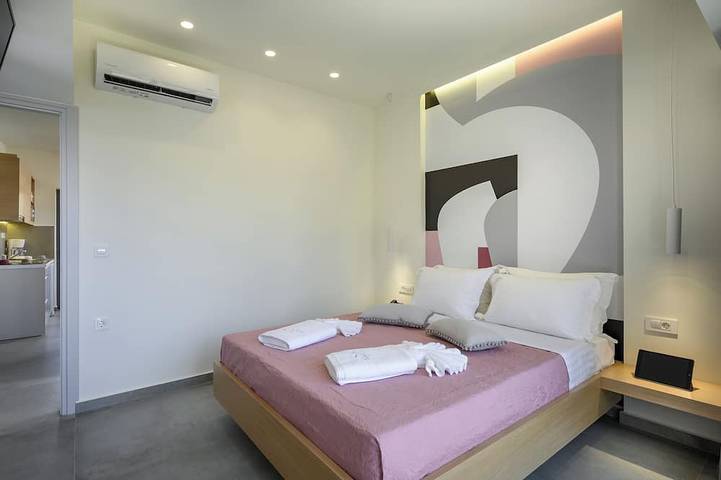Appartement entier, Athina Suite 2 chambres 2 salles de bain avec piscine extérieure Platanias, Chania in Plataniás, Région de la Canée