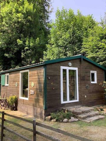Location de vacances pour 3 personnes, avec vue sur le lac ainsi que jardin et vue à Faux-la-Montagne