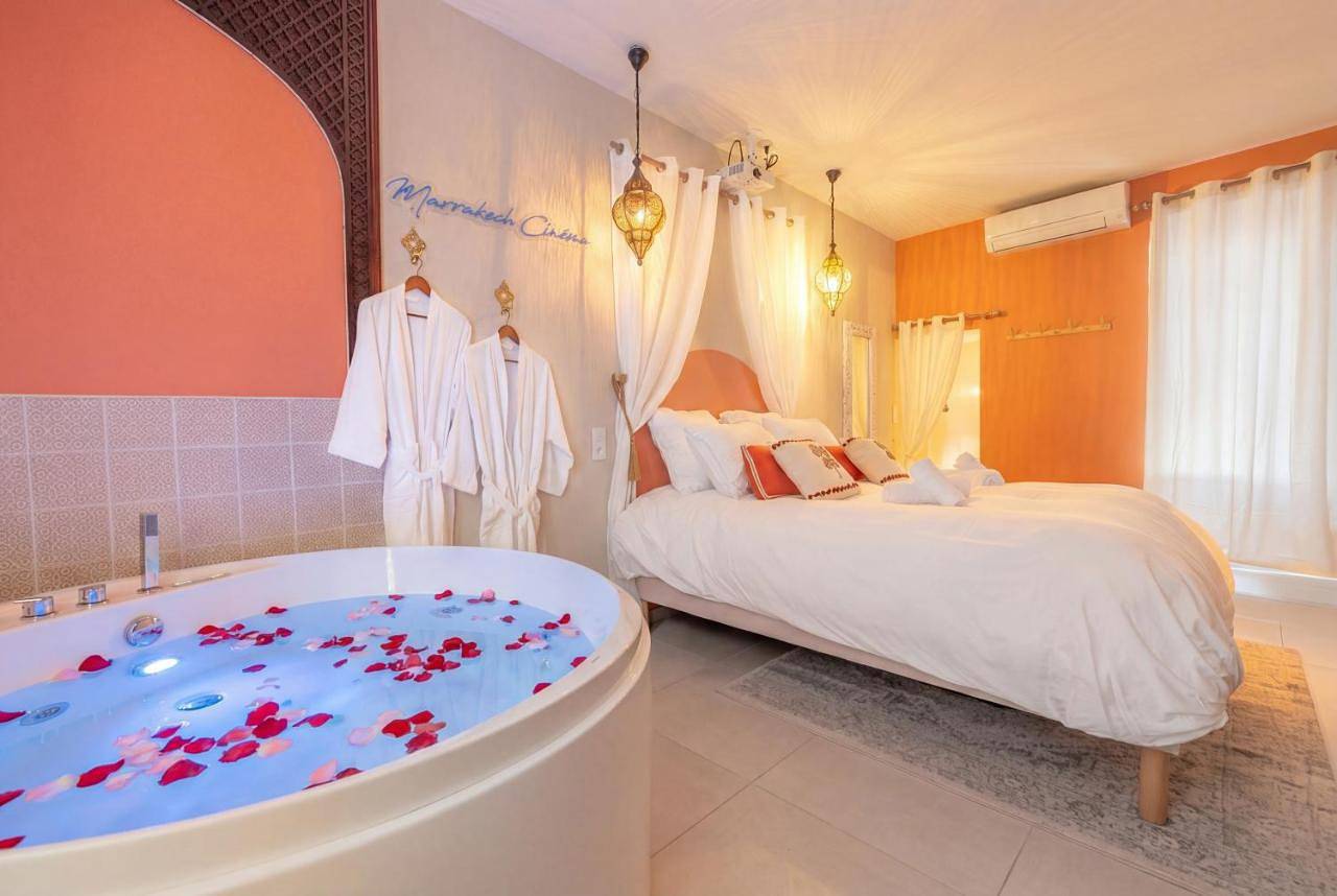 Appartement entier, Marrakech Cinéma Jacuzzi - Suite romantique in Feyzin, Lyon et ses environs