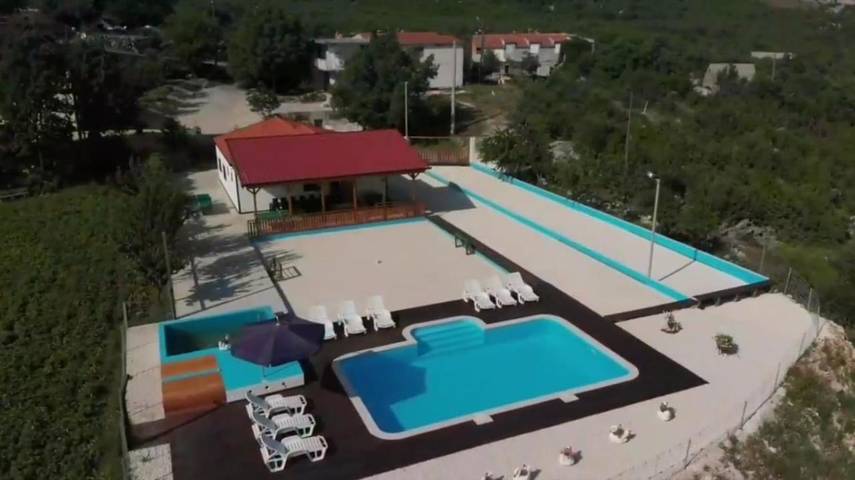 Ferienhaus für 10 Personen, mit Whirlpool und Garten sowie Pool