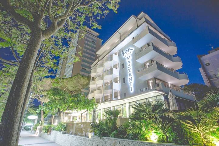 Hotel, mit Balkon und Terrasse sowie Garten und Pool