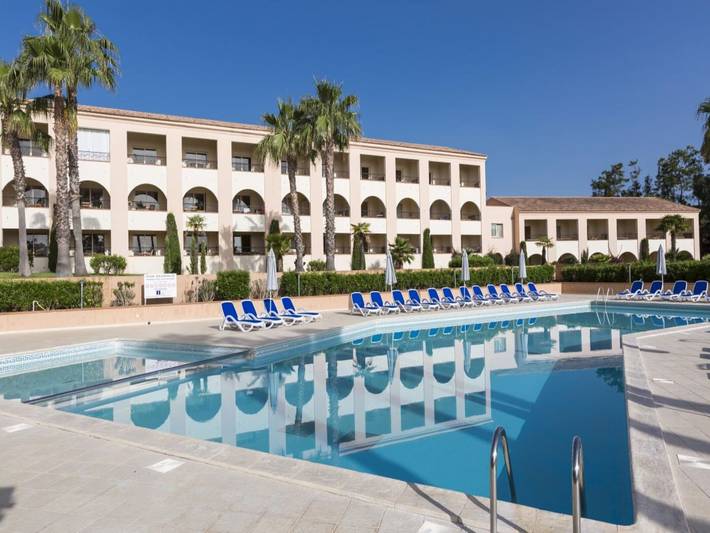 Ferienhaus für 4 Personen, mit Terrasse und Garten sowie Pool