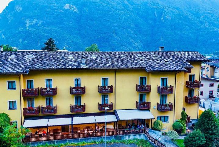 Hôtel pour 3 personnes, avec Balcon ainsi que Terrasse et Vue dans Pont-Saint-Martin (Aosta)
