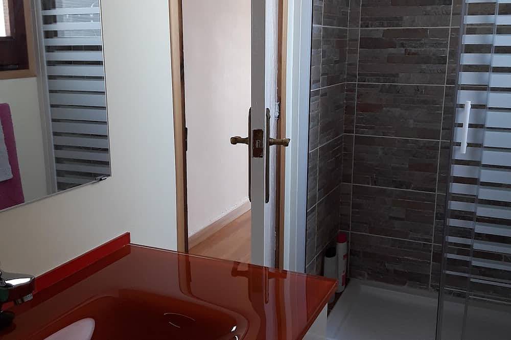Entire apartment, Full floor, in front of the Mediterranean Sea. Central to 5 \" in el Masnou, Costa del Maresme