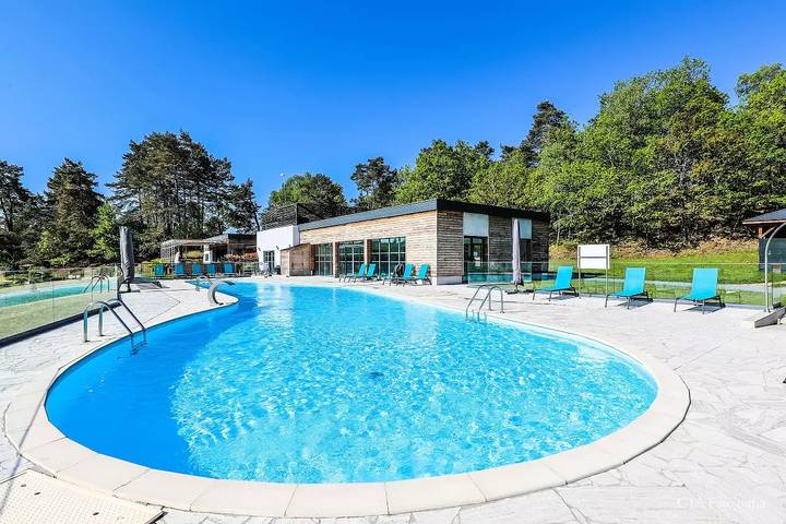 Camping pour 2 personnes, avec Terrasse et Piscine ainsi que Sauna et Vue dans Massif central