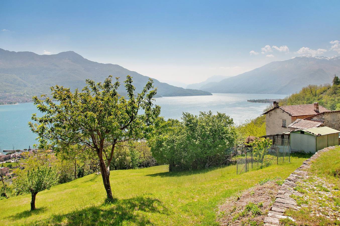 Appartamento intero, Appartamento Casa Alan con vista lago, terrazza e Wi-Fi in Montemezzo, Valtellina