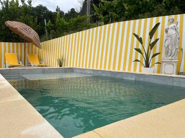 Cottage pour 6 personnes, avec piscine ainsi que vue et jardin dans Alpendurada