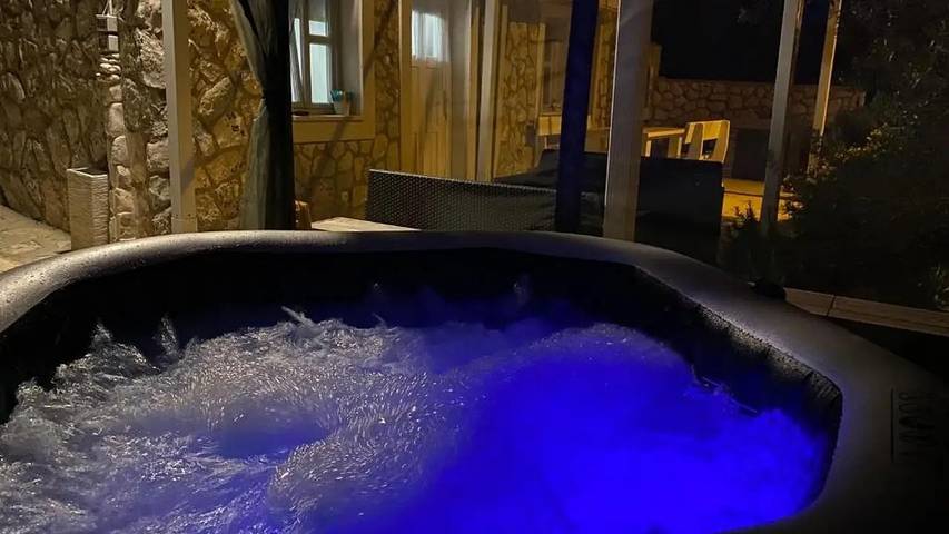 Ferienhaus für 4 Personen, mit Terrasse und Whirlpool