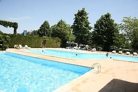 Camping pour 10 personnes, avec piscine dans le Puy-de-Dôme
