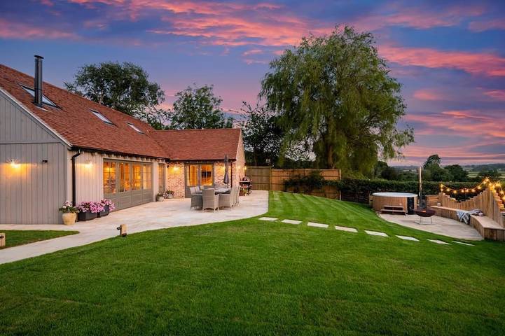 Cottage for 8 people, with garden and hot tub in Kent