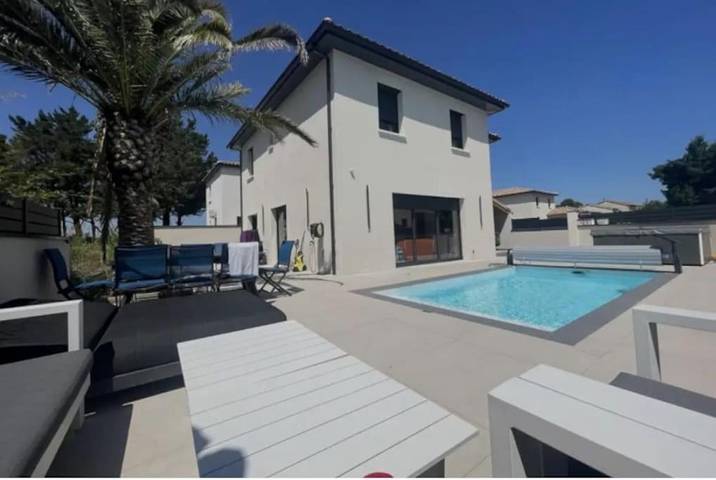 Location de vacances pour 10 personnes, avec piscine et jacuzzi ainsi que jardin et terrasse à Saint-Gervais-sur-Roubion