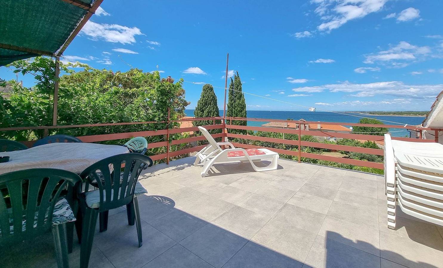 Ganze Wohnung, Lauschiges Apartment nur 100 Meter zum Strand mit Panoramablick, Liegebereich, Grill in Dajla, Umag und Umgebung