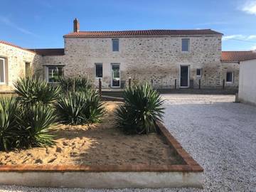 Location de vacances pour 14 personnes, avec terrasse ainsi que vue et piscine à Saint-Viaud