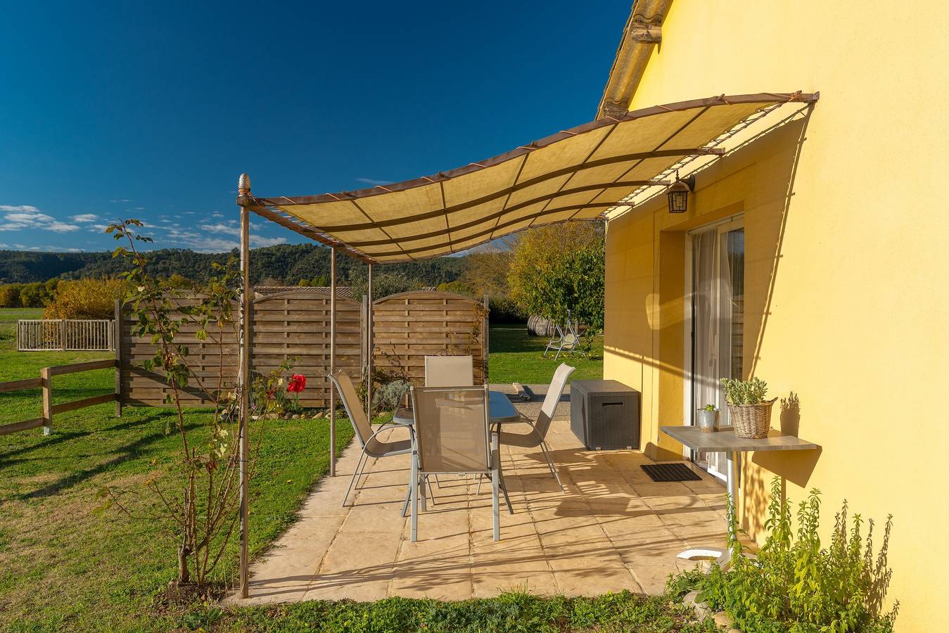 Gîte 'Le Petit Étang' mit Gemeinschaftspool, privater Terrasse und Klimaanlage in Gréoux-les-Bains, Regionaler Naturpark Verdon