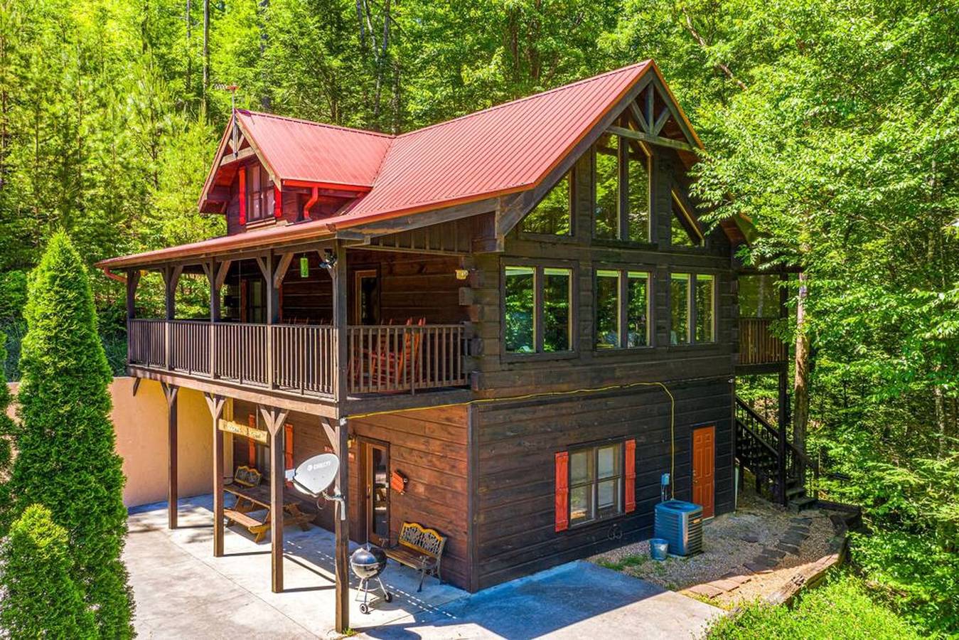 Entire apartment, Secluded 3Br Cabin w Hot Tub Dog Friendly Sleeps12 in Sevier County