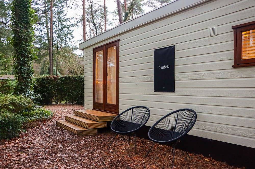 Tranquil forest chalet by pond in Veluwe, pet-friendly & sleeps 4 in Veluwe