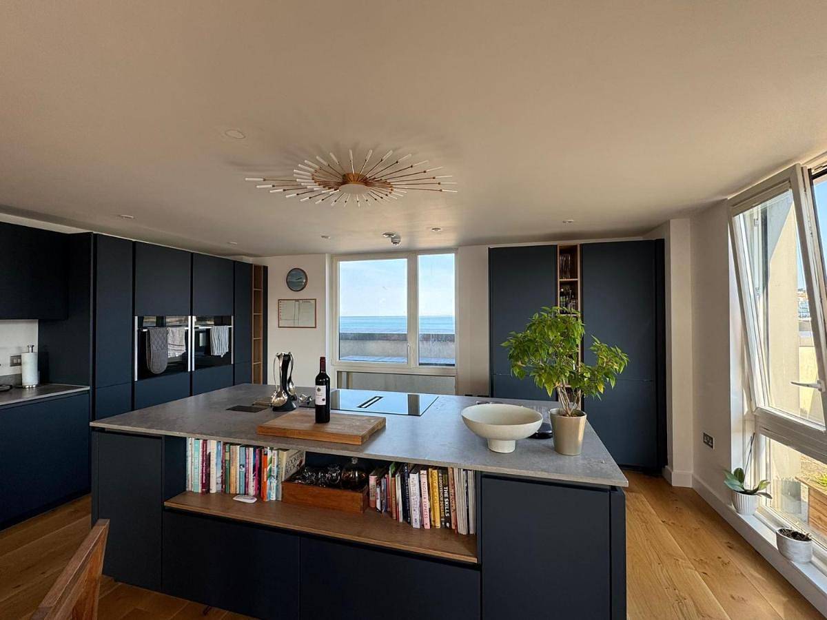 Entire apartment, Three-Bedroom Apartment with Ocean View in Brighton Marina, Brighton