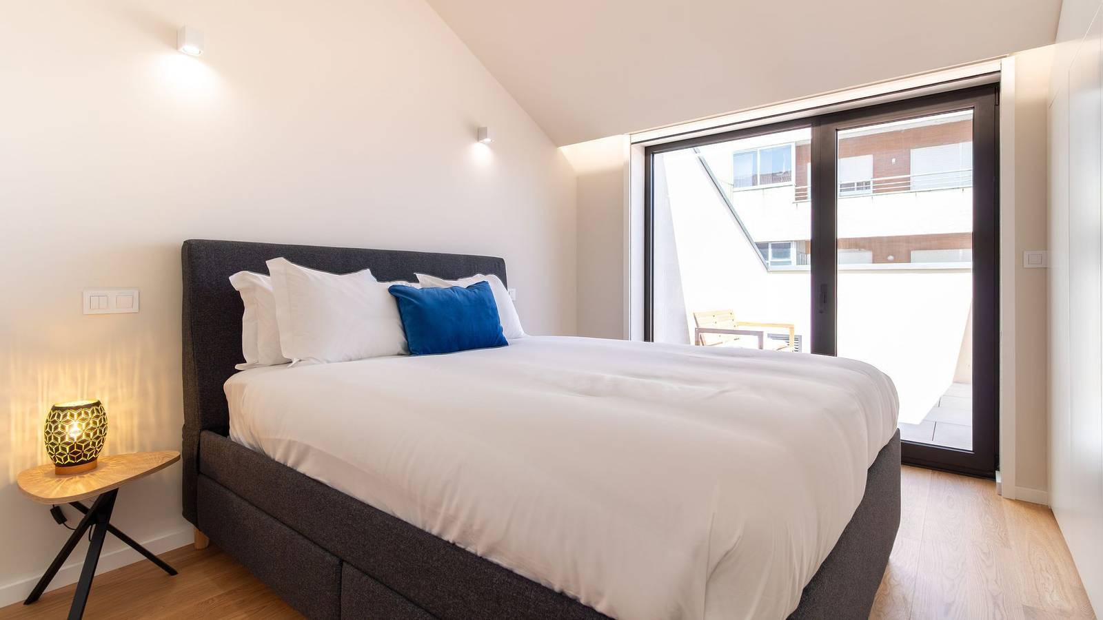 Ganze Wohnung, Coastal 3Br Duplex w/ Terrace by Lovelystay in Matosinhos, Matosinhos e Leça da Palmeira