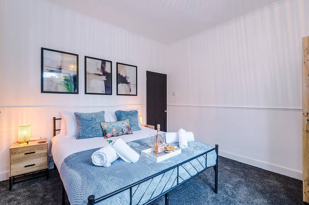 Lovely 2 Bed Home, Perfect for Business, Sleeps 6! in Stoke-on-Trent, Midlands