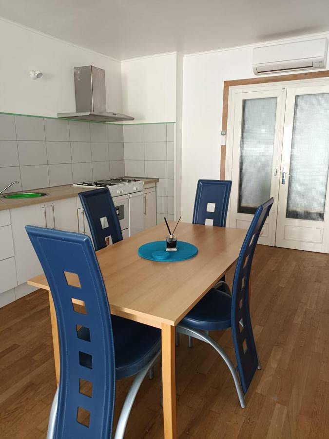 Appartement entier, One-Bedroom Apartment in Bourbon-l'Archambault, Allier
