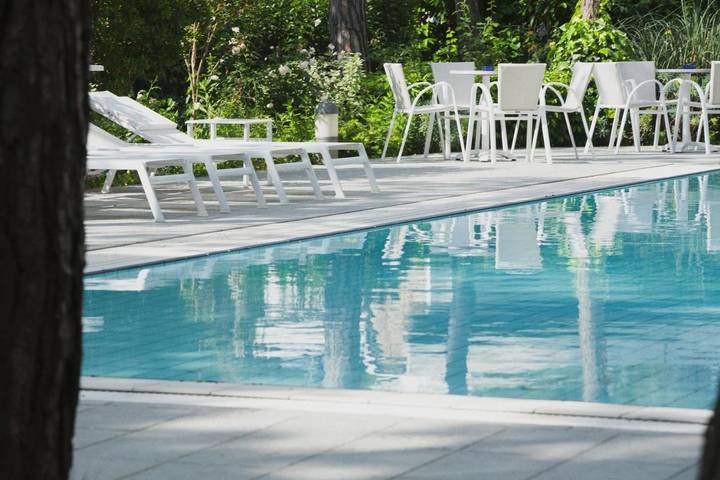Hôtel pour 2 personnes, avec terrasse ainsi que jardin et piscine, animaux acceptés