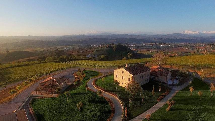 Resort per 3 persone, con piscina e panorama nonché giardino nelle Marche