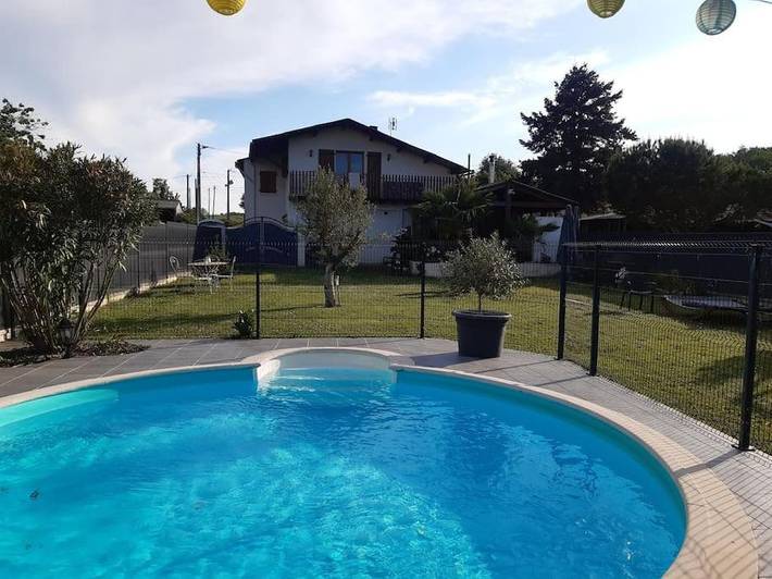 Location de vacances pour 10 personnes, avec Balcon et Terrasse ainsi que Jardin et Piscine à Brizambourg