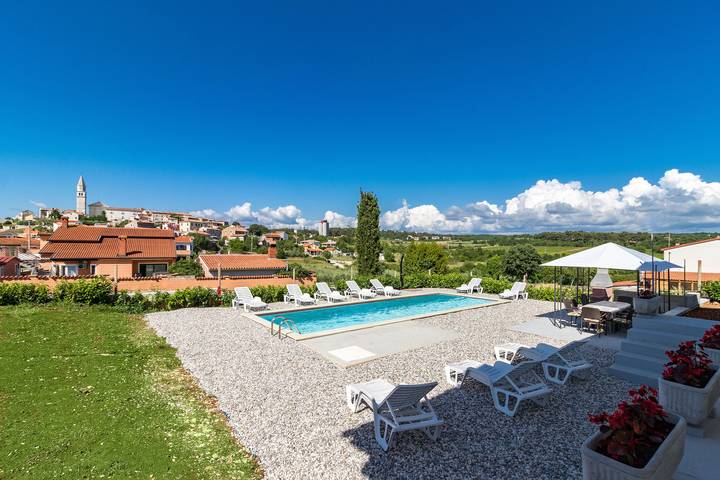 Ferienhaus für 7 Personen, mit Ausblick und Garten sowie Pool