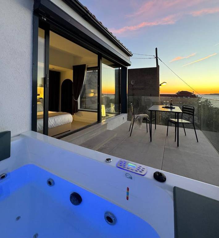 Maison d’hôte pour 2 personnes, avec vue ainsi que piscine et terrasse, animaux acceptés dans Quartier Bompard