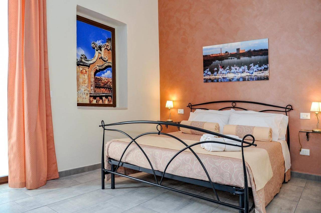 Double Room with Private Bathroom in Noto, Noto e dintorni