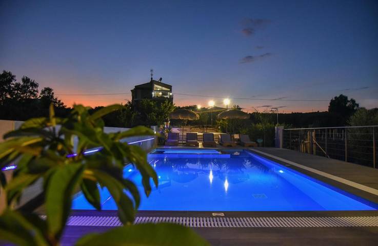 Location de vacances pour 7 personnes, avec jardin ainsi que bassin pour enfant et jacuzzi à Chersónissos - 2