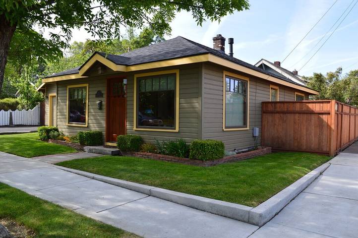Cottage for 4 people, with yard and terrace as well as hot tub, with pets in Oregon