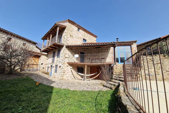 Location de vacances pour 8 personnes, avec jardin et balcon, animaux acceptés à Lavaudieu