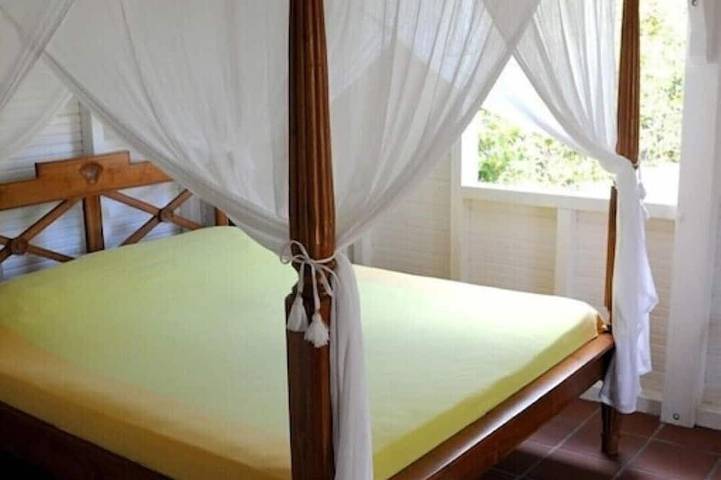 Charmanter Bungalow, 200m vom Strand, ruhig, umgeben von Grün in Guadeloupe