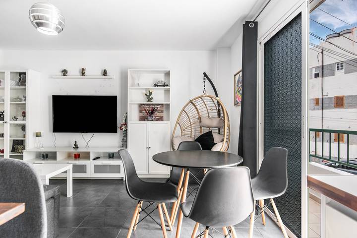 Casa Vacacional 'Bright' con Vista a la Montaña, Balcón y Wi-Fi in Villa de Agaete, Agaete