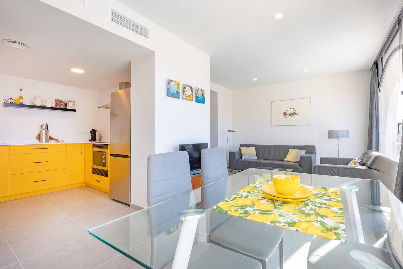 Apartamento entero, Apartamento 'Villa Hoy Limón' con vistas a la montaña, Wi-Fi y aire acondicionado in Aguas de Busot, Costa Blanca