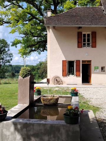 Gîte pour 4 personnes, avec jardin et terrasse, animaux acceptés dans Lhuis