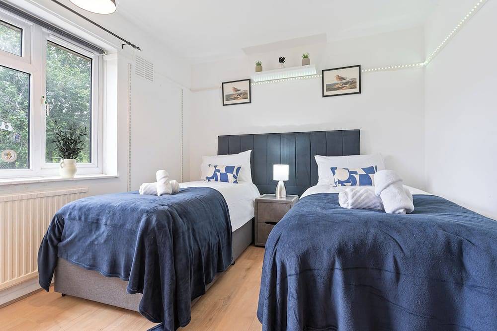 Beautiful 5 Bedroom House with free parking,penn rd in Aylesbury, Buckinghamshire