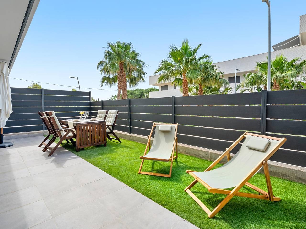 Entire holiday apartment, Ground floor with private garden 1min beach in Terres de l'Ebre, Costa Dorada