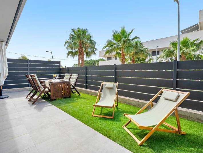 Entire holiday apartment, Ground floor with private garden 1min beach in Platja de Bon Caponet (Terres de l'Ebre), l'Ametlla de Mar