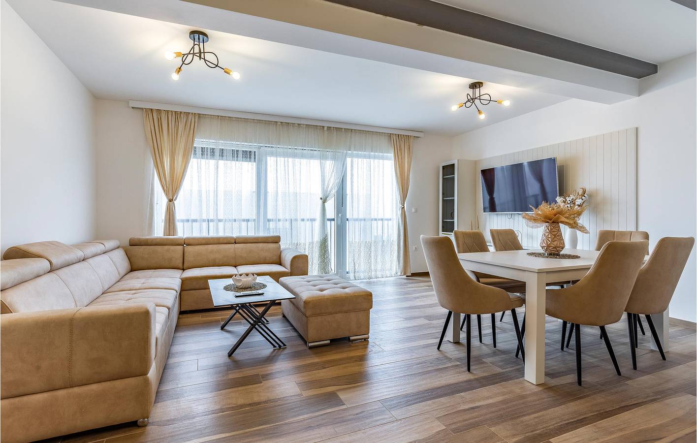 Ganze Ferienwohnung, Geräumige 2-Zimmer-Wohnung mit Terrasse, 2 km vom Strand Bijeca entfernt in Pula-Medulin, Pomer
