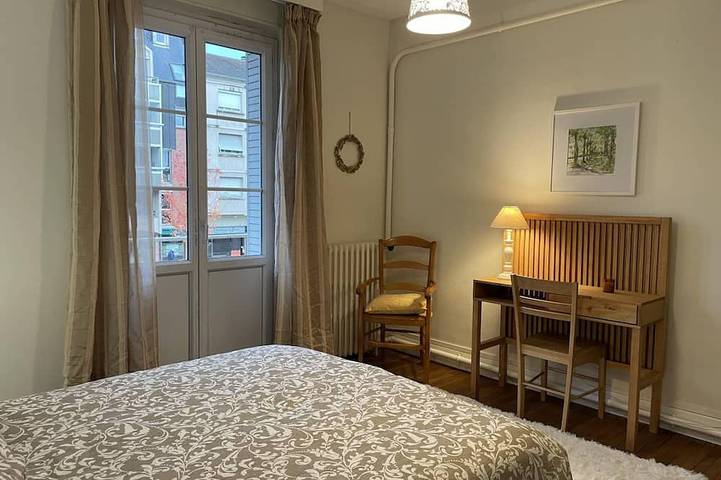 Ganze Wohnung, Wohnung in Moulins: Komfort mit Balkon, Bettwäsche und Handtücher Inklusive in Moulins, Allier