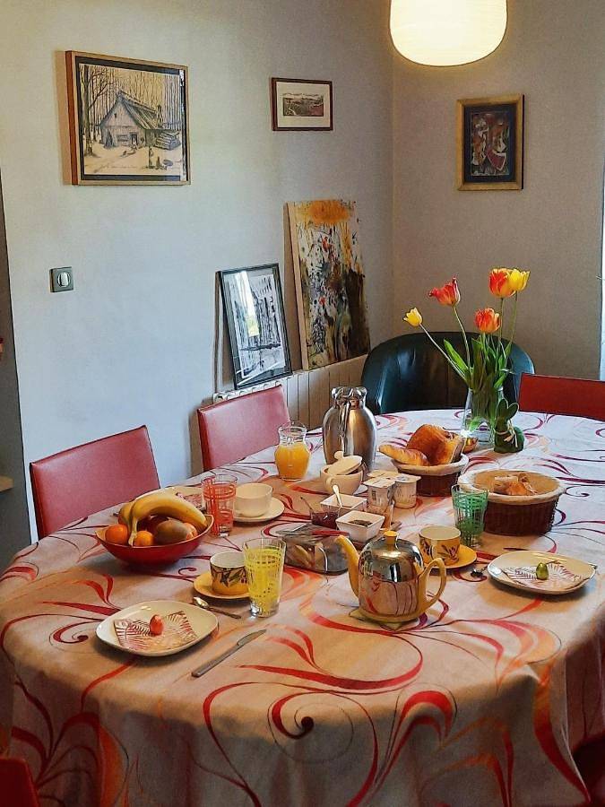 Location de vacances pour 4 personnes, avec jardin et terrasse ainsi que vue et piscine à Ruillé-le-Gravelais - 2