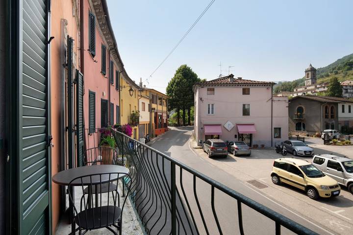 Entire apartment, Hilary House Apartment with Balconies in Borgo a Mozzano, Lucca Province