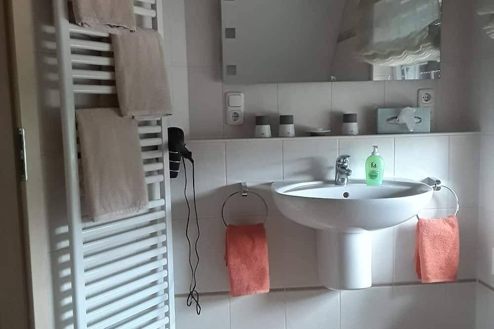 Ganze Wohnung, Nette kleine Haushälfte nähe Ammerlandklinik in Westerstede, Ammerland